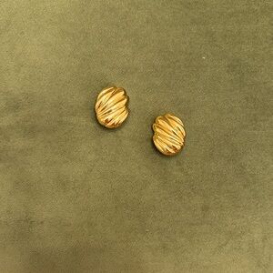 Heaven Mayhem - Hive Gold Clip On Earrings